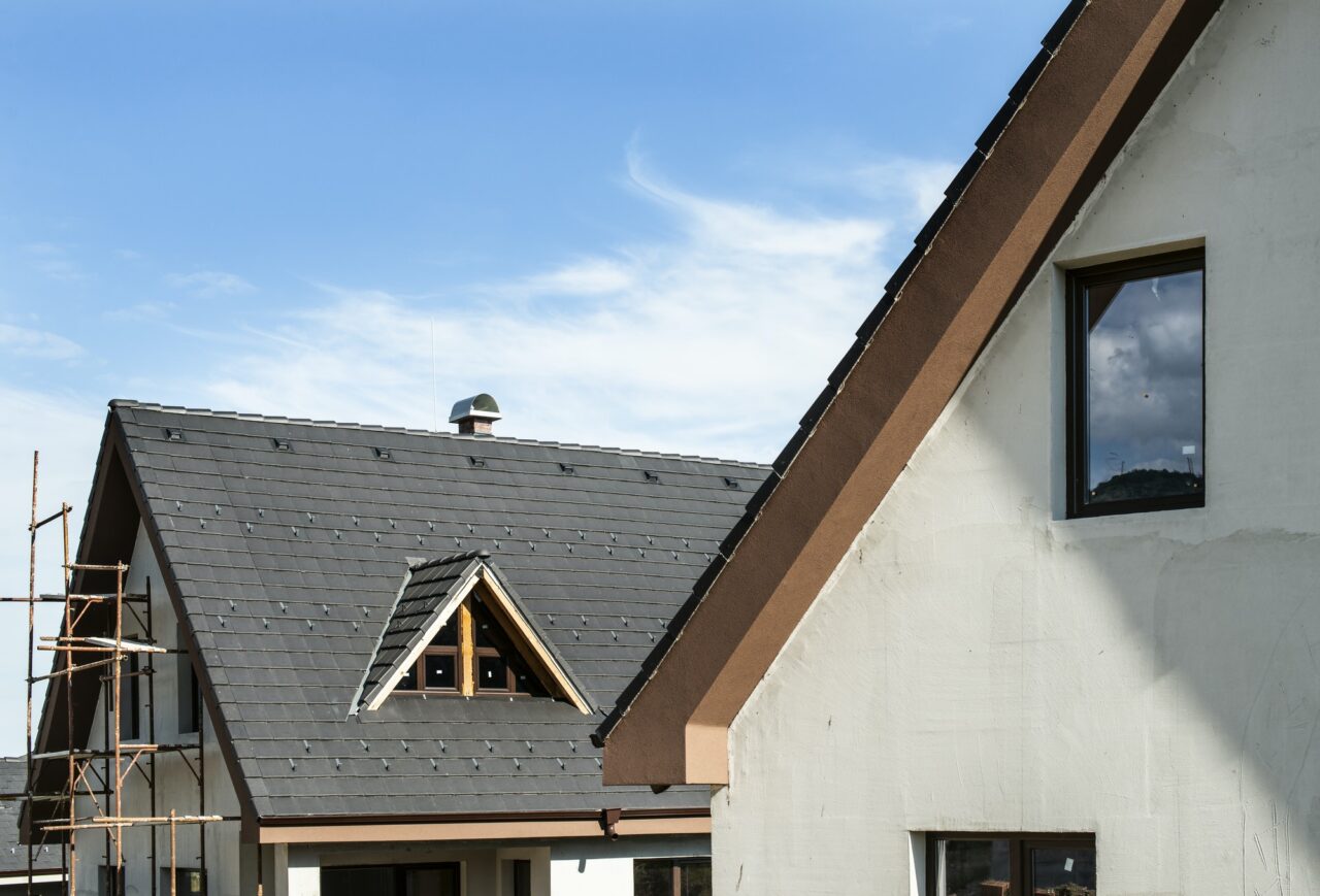 laying-roof-tiles